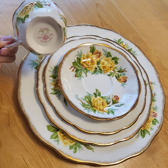 Royal Albert Yellow Tea Rose 5 Piece Set - Picture 4 of 7